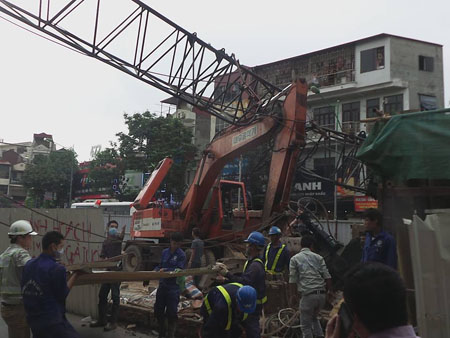 Hiện trường vụ cần cẩu đổ vào nhà dân.